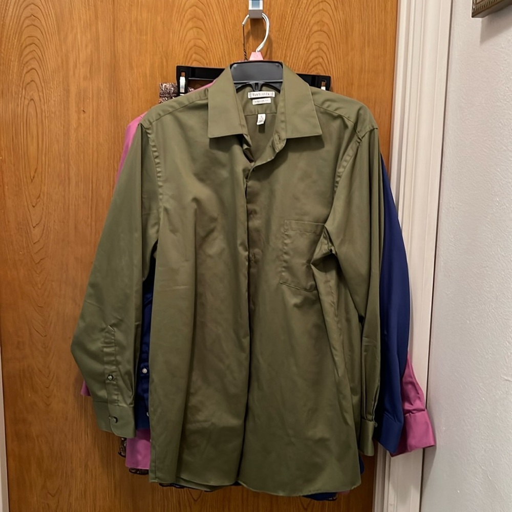 Women’s size 16 32/33 long sleeve Van Heusen sateen blouse nice green shade